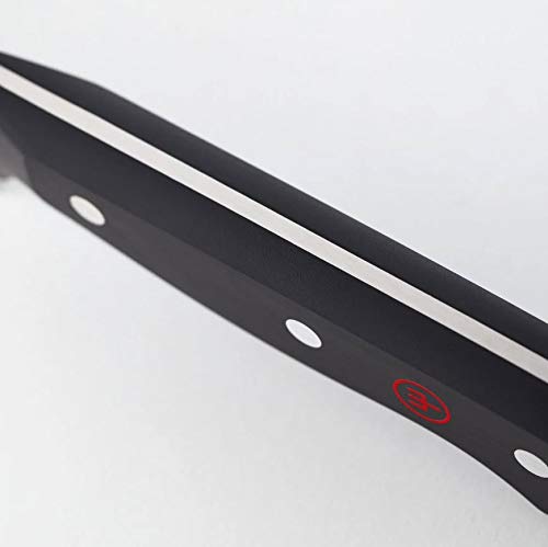 Wüsthof couteau en action sur planche, coupe fluide efficace