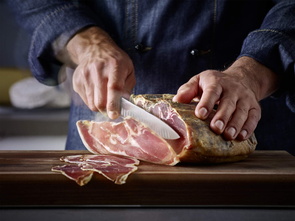 Wüsthof lifestyle en cuisine moderne illustrant usage quotidien fiable