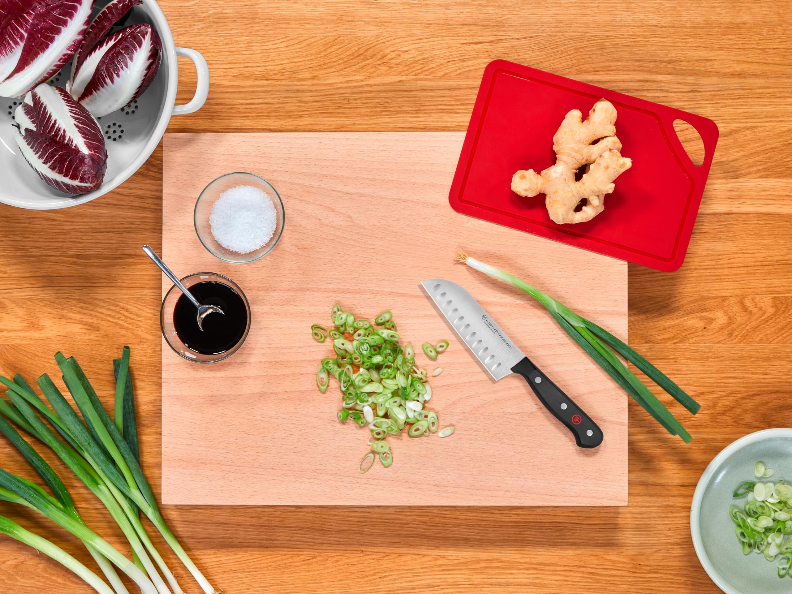 WÜSTHOF comparaison taille posée sur assiette pour évaluer encombrement