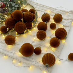 XmasExp boules suspendues sur sapin ajoutant charme festif