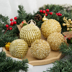 XmasExp plusieurs boules dorées sur sapin ajoutant éclat festif
