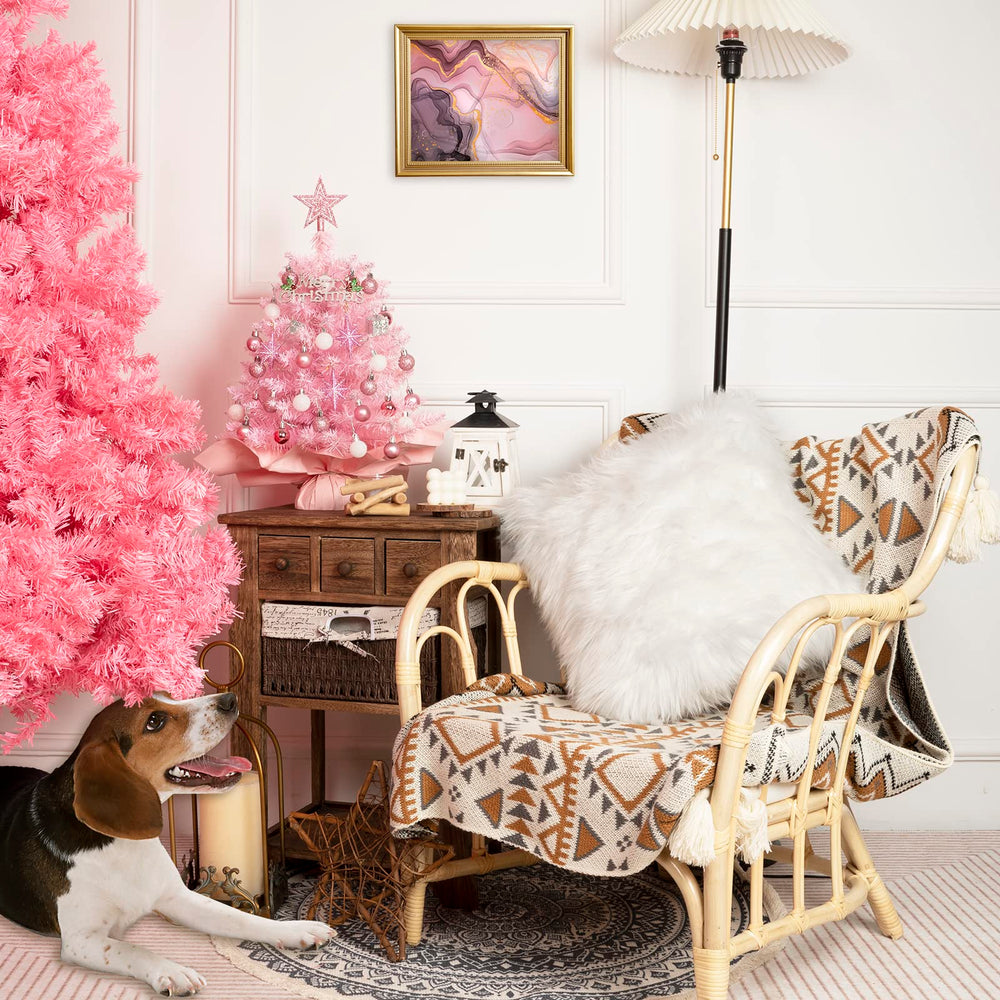 XmasExp sapin décoré sur table de fête ajoutant touche élégante
