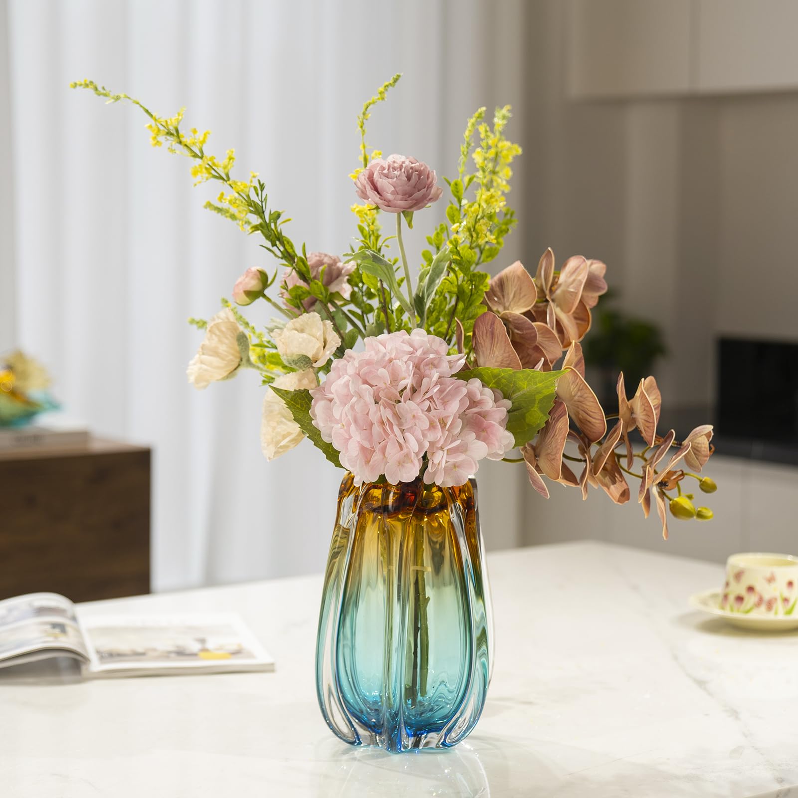 YACSNBF vase sans fleurs posé au salon accent contemporain