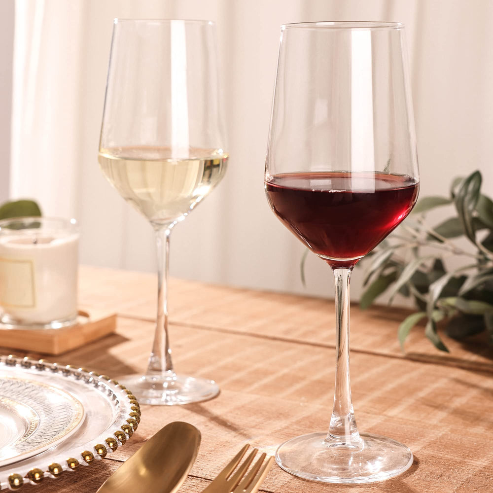 Verre YANGNAY rempli de vin blanc en situation, valorise la couleur et la fraîcheur
