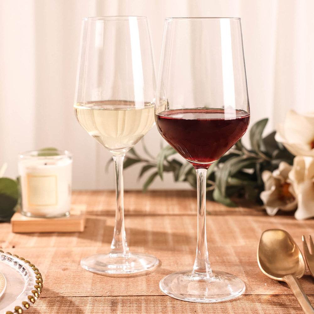 Verre YANGNAY contenant du vin rouge en usage, concentre les arômes visuellement