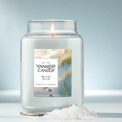 Yankee Candle bougie allumée dans un salon créant ambiance marine relaxante