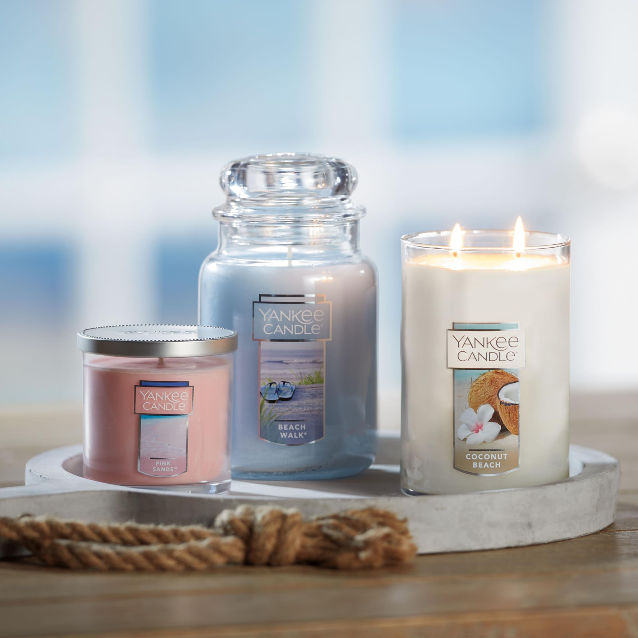 Yankee Candle mains tenant la jarre illustrant sécurité et maniabilité