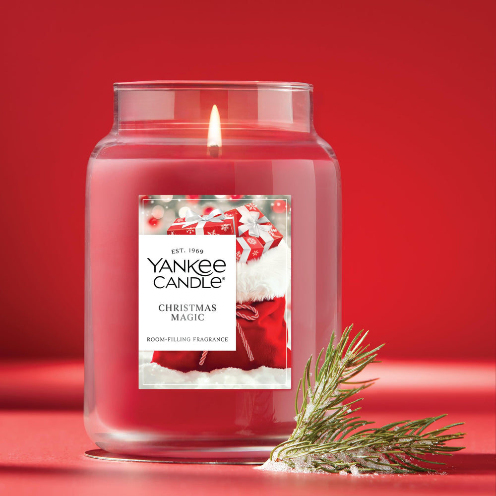 Yankee Candle jarre allumée sur table créant une ambiance chaleureuse