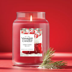 Yankee Candle jarre allumée sur table créant une ambiance chaleureuse