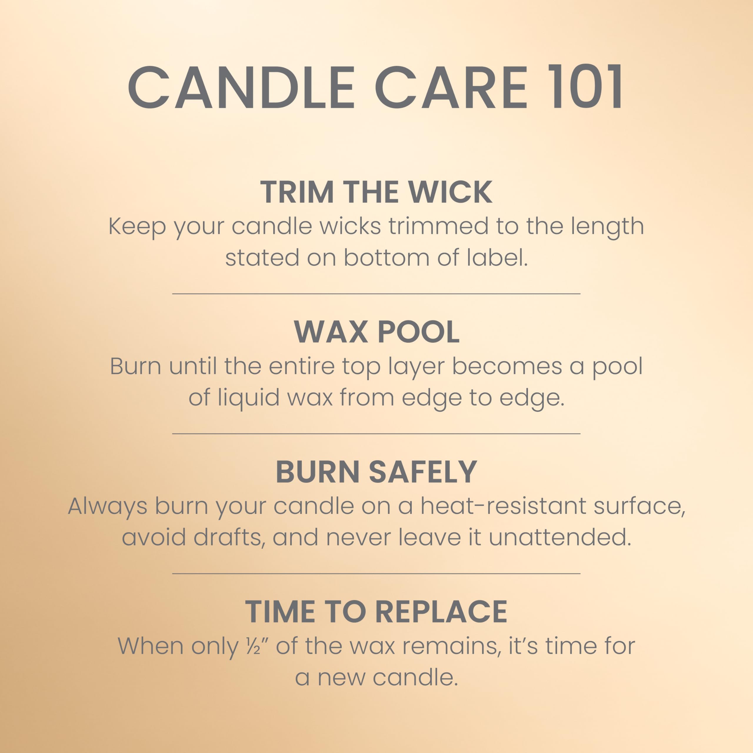 Yankee Candle jarre près d'une main illustrant taille et capacité 22oz