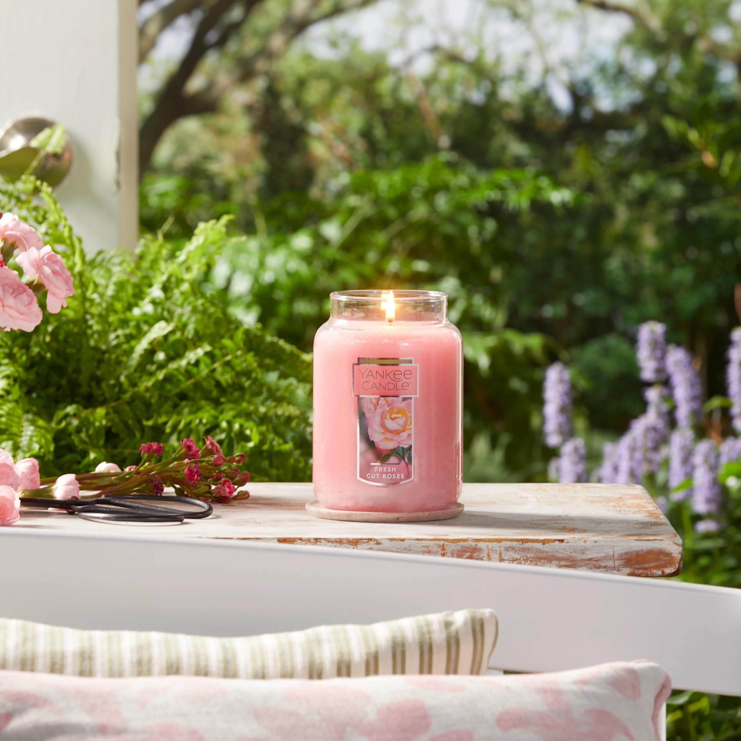 Yankee Candle comparaison d'échelle montrant la taille 22oz et proportion déco