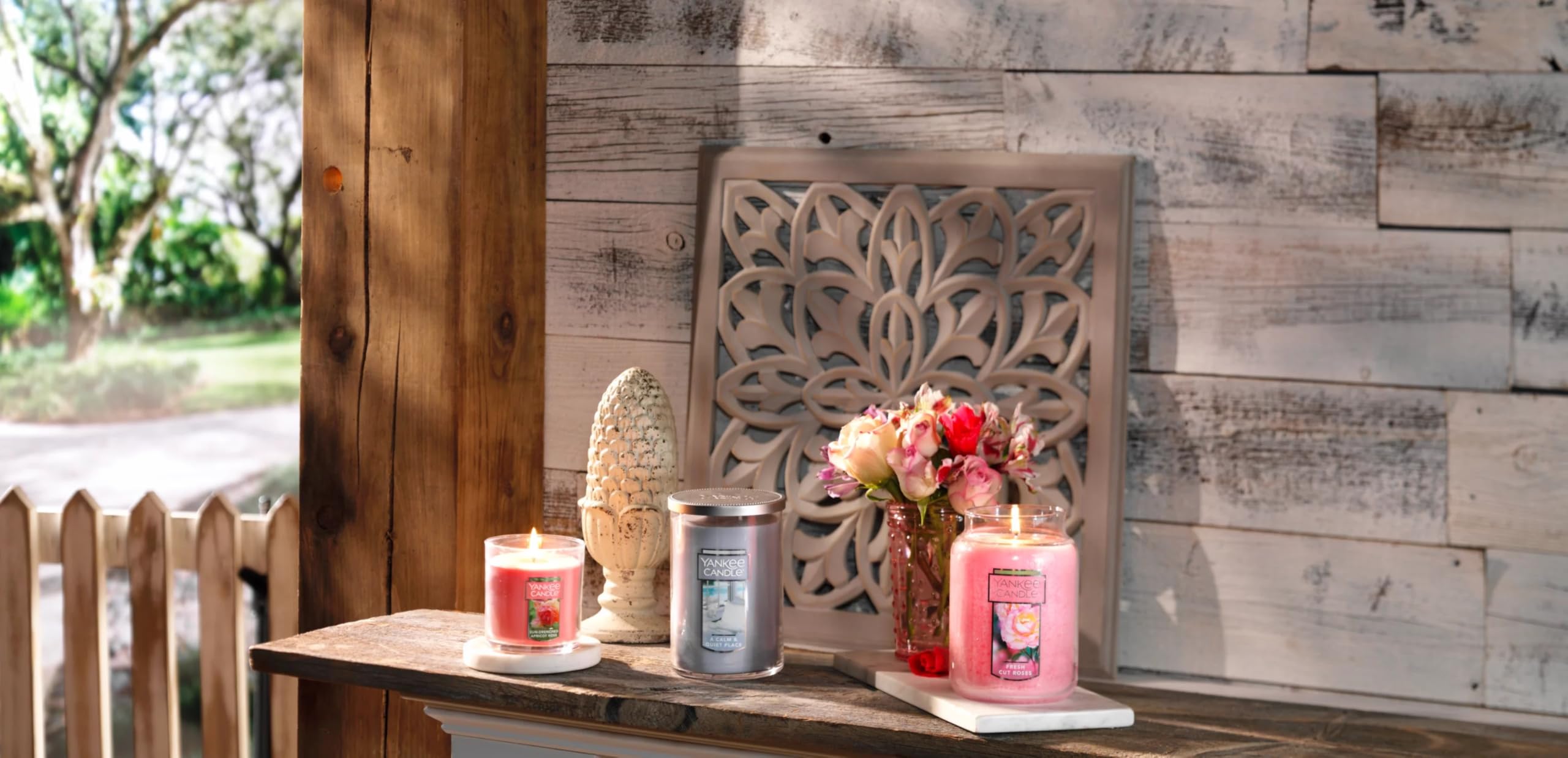 Yankee Candle étiquette lisible indiquant parfum Fresh Cut Roses et notes florales