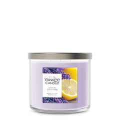 Yankee Candle pot avant montrant l'étiquette Lemon Lavender pour une décoration parfumée