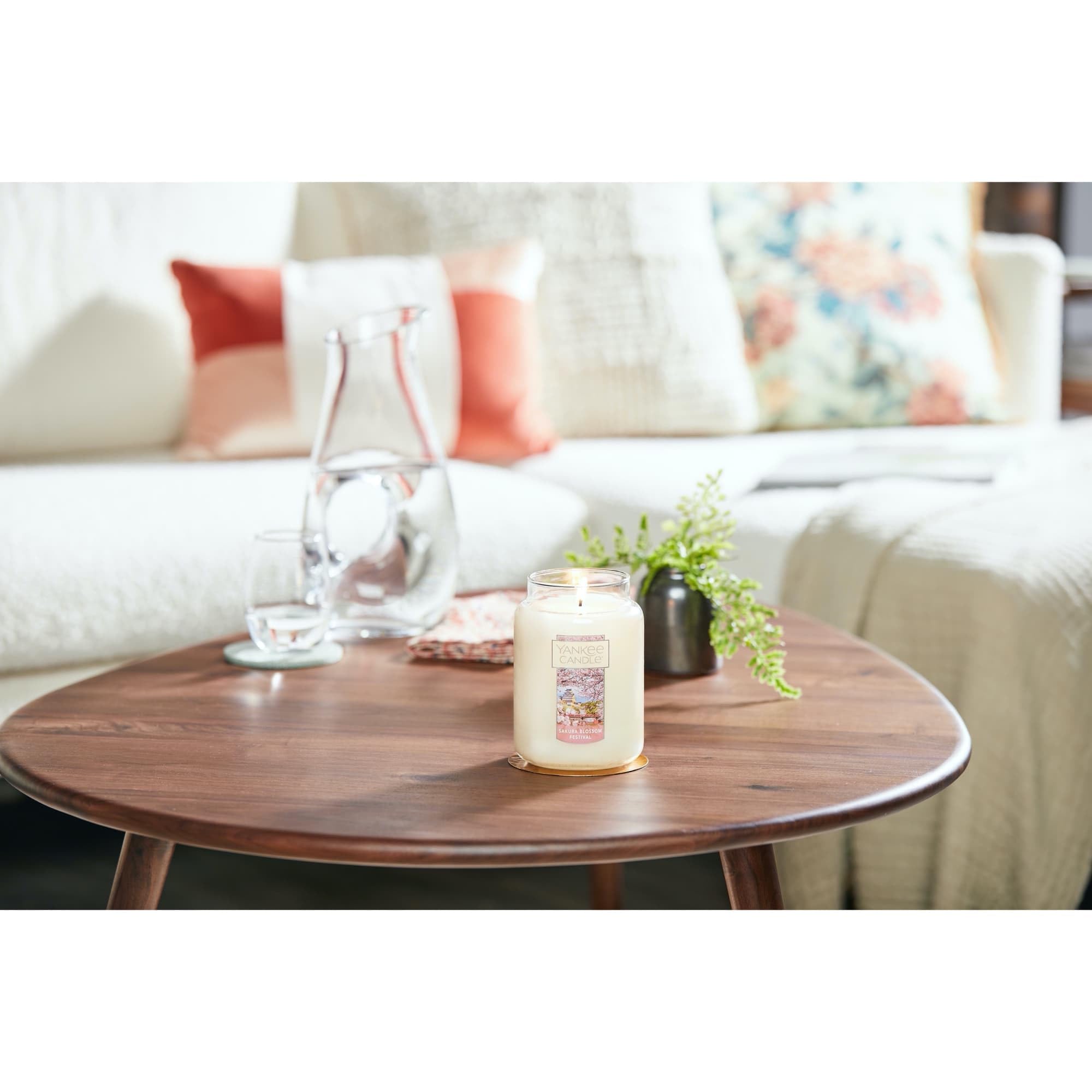 Yankee Candle bougie allumée dans un salon créant une ambiance chaleureuse et accueillante