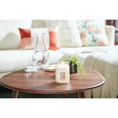 Yankee Candle bougie allumée dans un salon créant une ambiance chaleureuse et accueillante