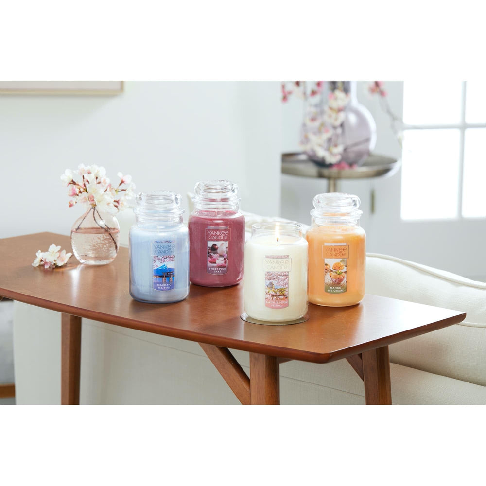 Yankee Candle gros plan de l'étiquette révélant le nom Sakura Blossom Festival et détails parfumés