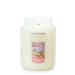 Yankee Candle gros plan de la cire et mèche en fibres naturelles pour une combustion propre