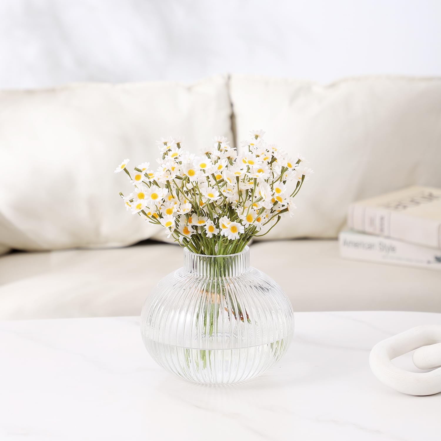 YANWE1 vase avec tulipes illustrant soutien et arrangement compact