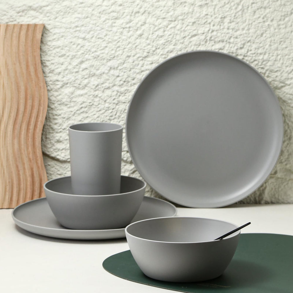 Yarrggu assiette plate posée avec couverts facilitant le service rapide