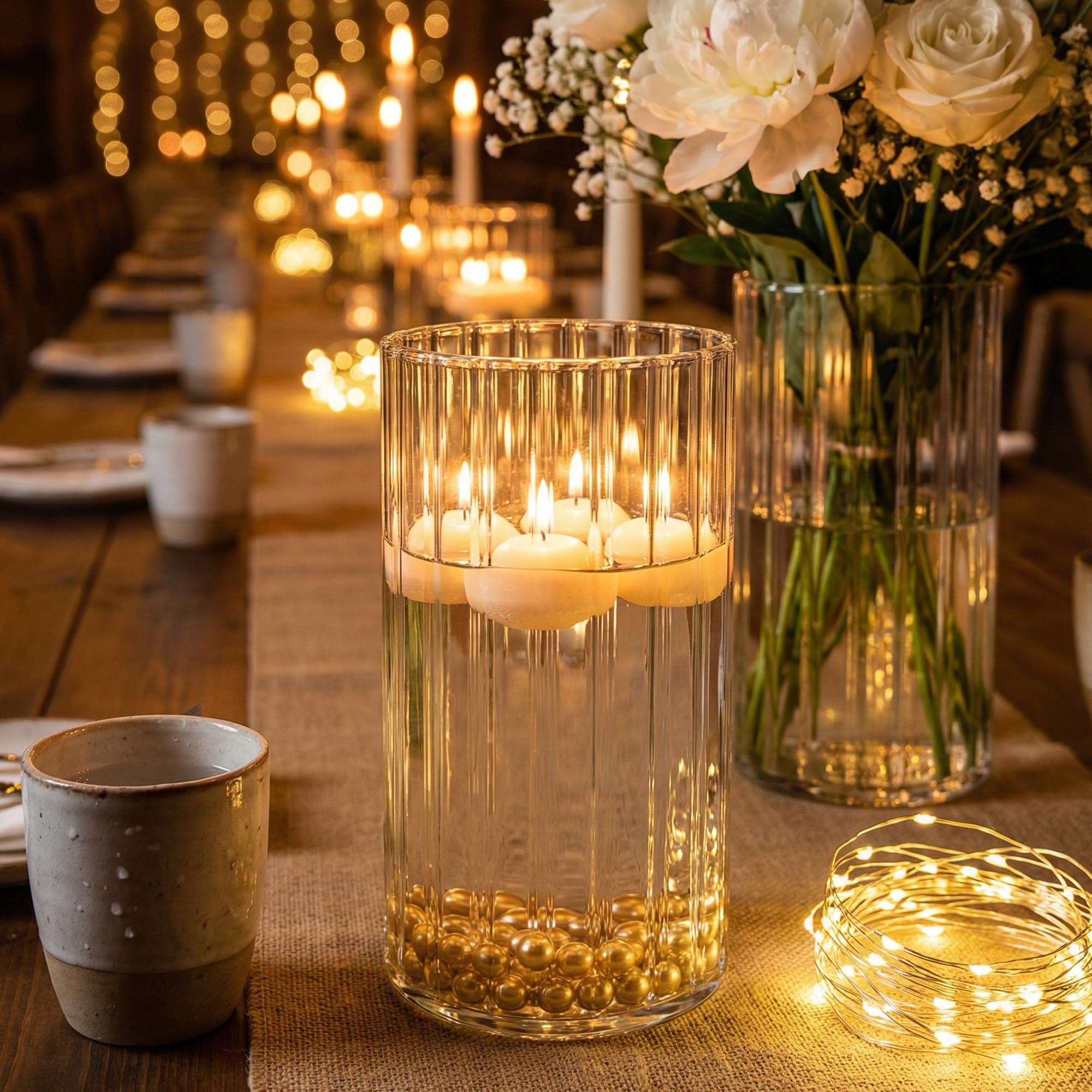 yasali table décorée avec plusieurs vases créant centre de table harmonieux