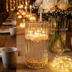 yasali table décorée avec plusieurs vases créant centre de table harmonieux
