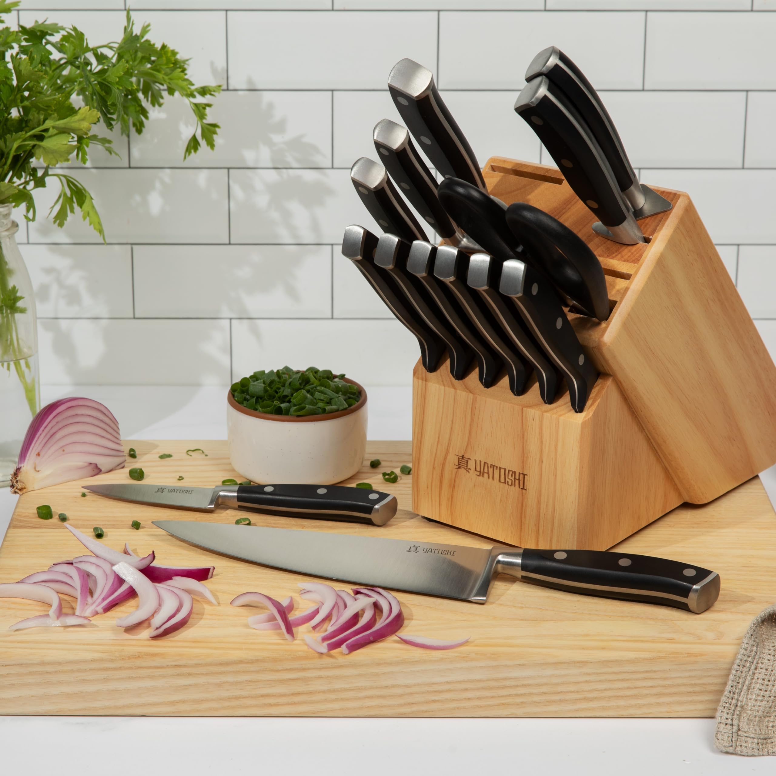 Yatoshi couteaux en utilisation en train de découper légumes pour rapidité