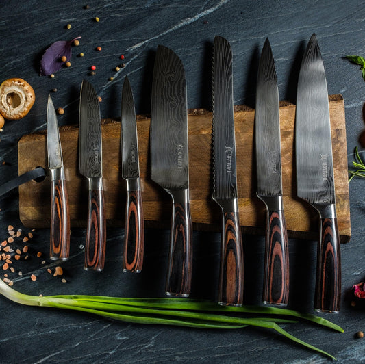 Yatoshi Knives gros plan sur motif ondulé de la lame pour précision et esthétisme
