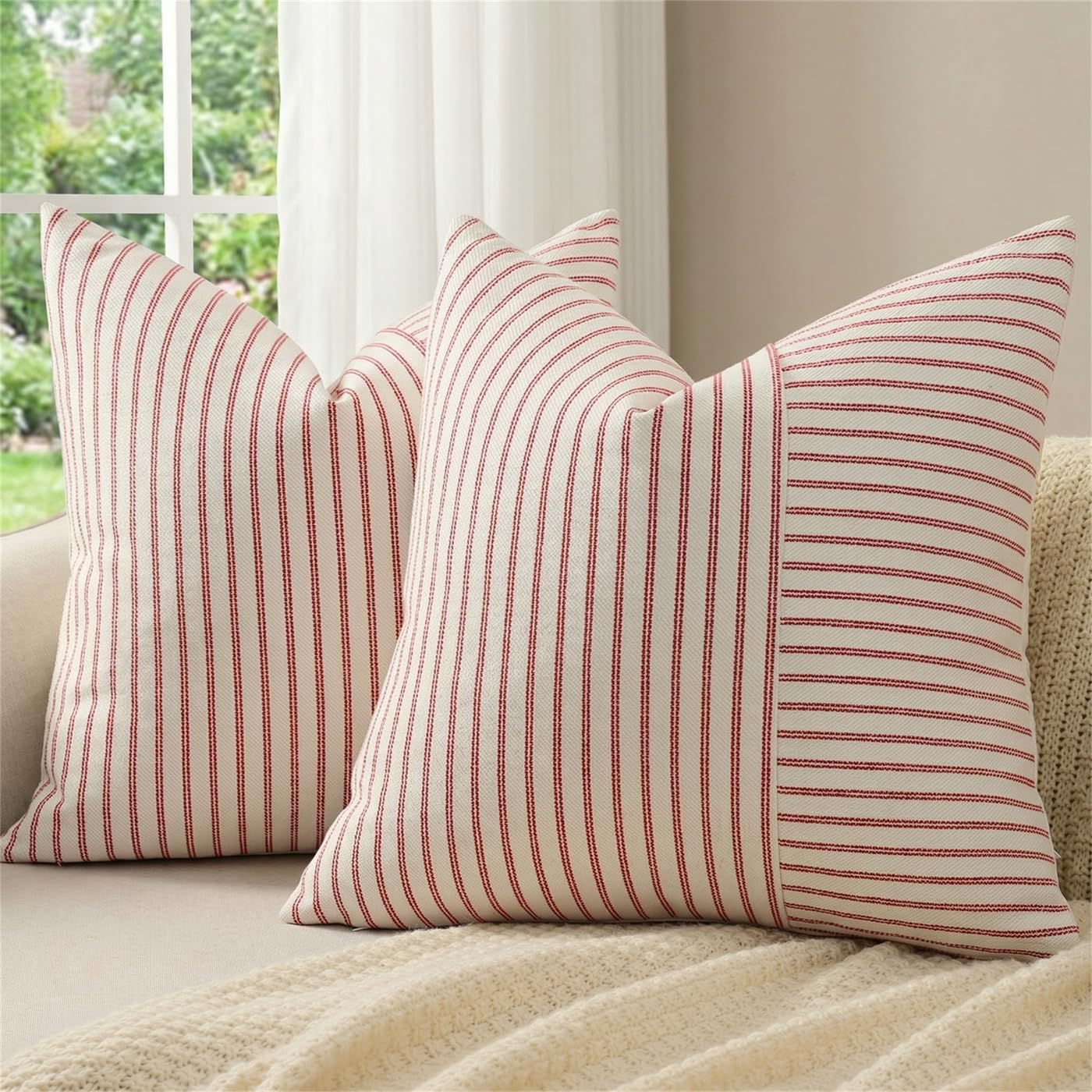 YCOLL housse devant montrant motif rouge et beige, ajoute chaleur festive
