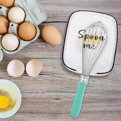 Repose-cuillère YENLNI en usage avec spatule et louche, garde le plan de travail propre