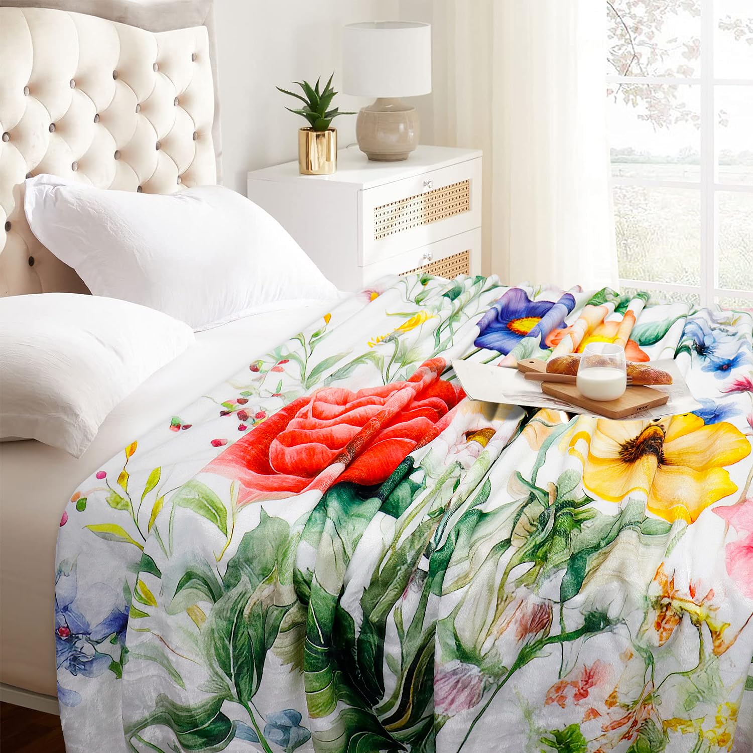 Yersion plaid étalé sur lit apporte décoration florale élégante
