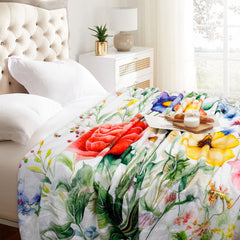 Yersion plaid étalé sur lit apporte décoration florale élégante