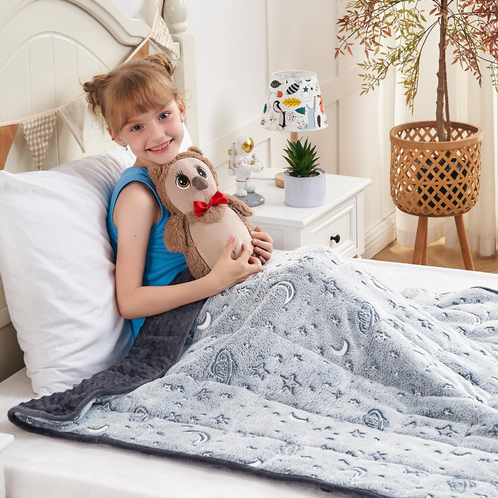 yescool enfant assis sur canapé avec couverture pour sieste rassurante