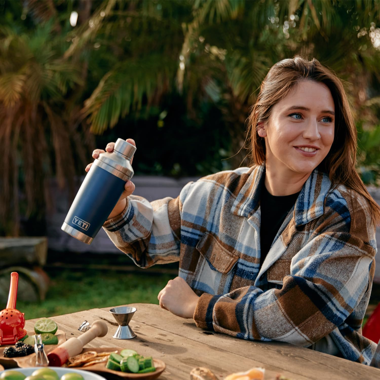 YETI couvercle utilisé sur une terrasse pour cocktails en extérieur