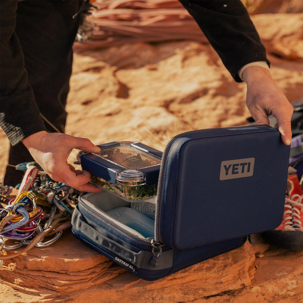 YETI Daytrip 5L comparaison taille avec bouteille montrant capacité pratique