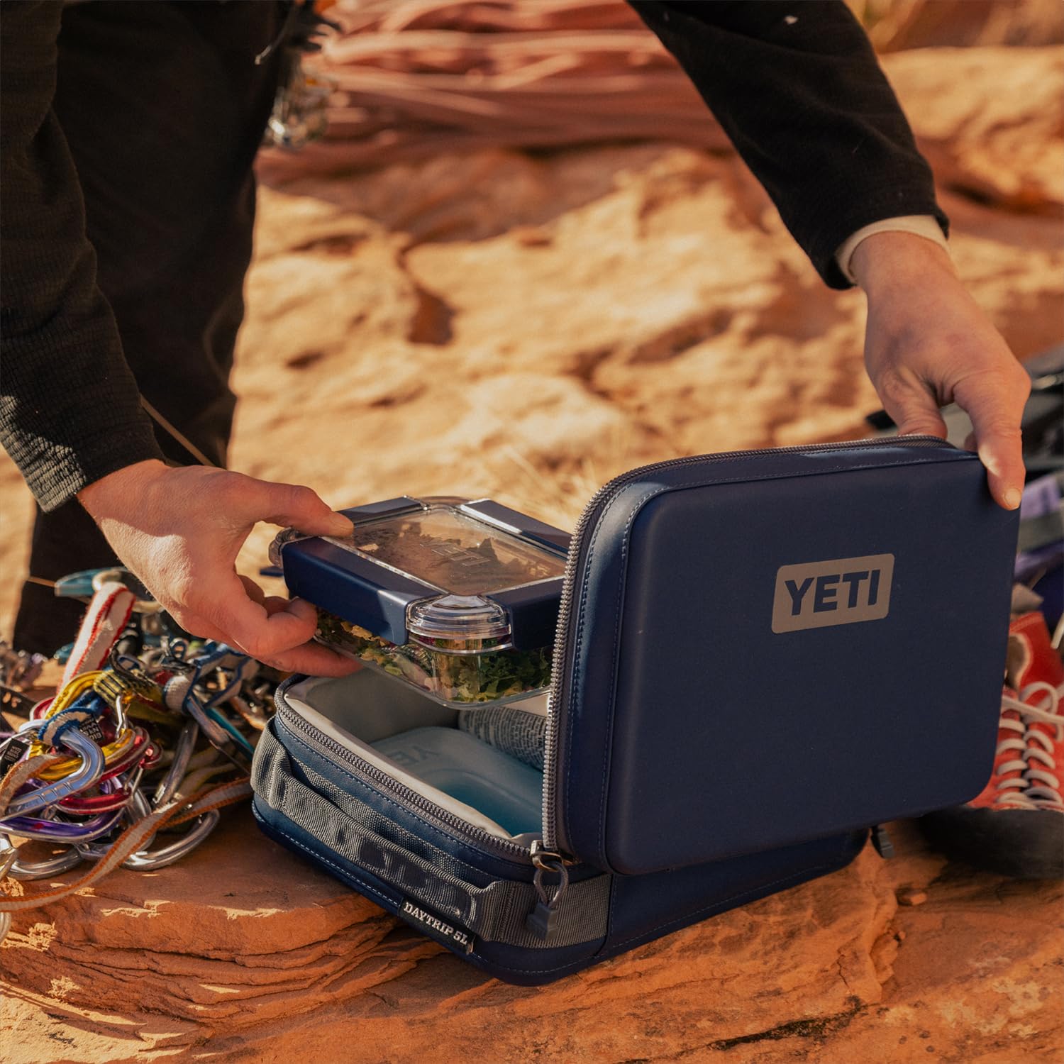 YETI Daytrip 5L poche pour ustensiles montrant organisation rapide des accessoires