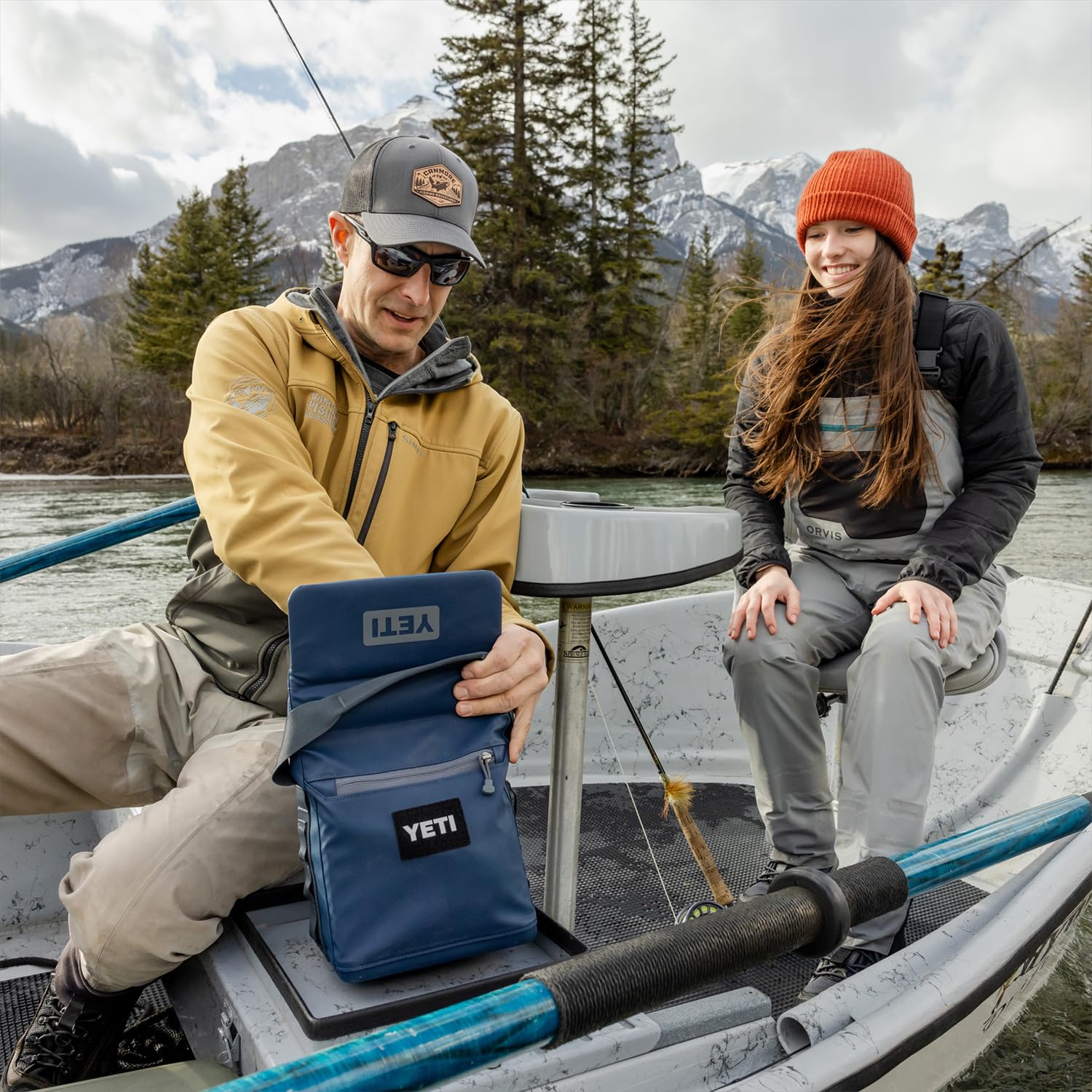 YETI Daytrip 6L posé à côté d'une bouteille pour évaluer taille
