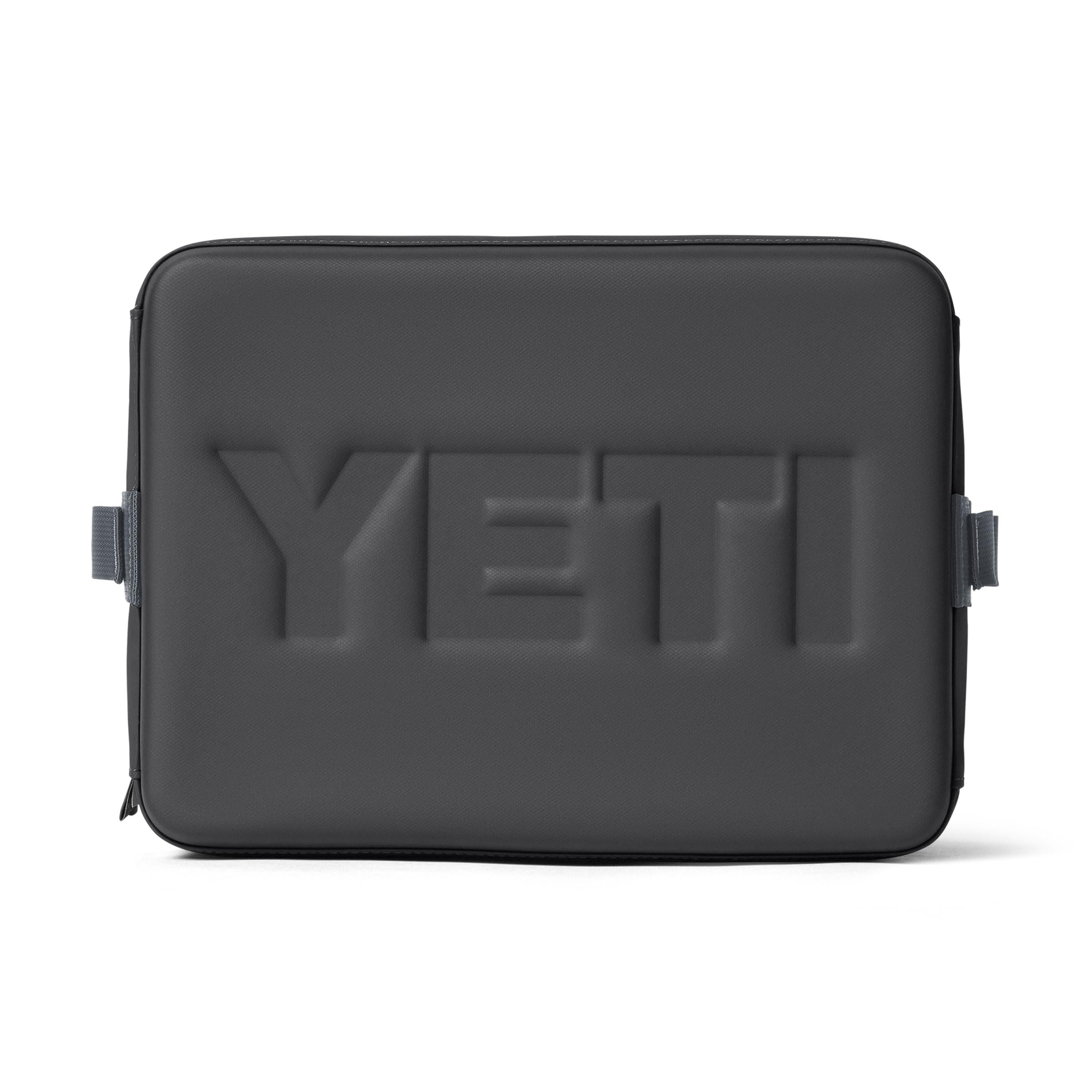 YETI Daytrip 9L à côté d'une bouteille illustrant capacité compacte et praticité