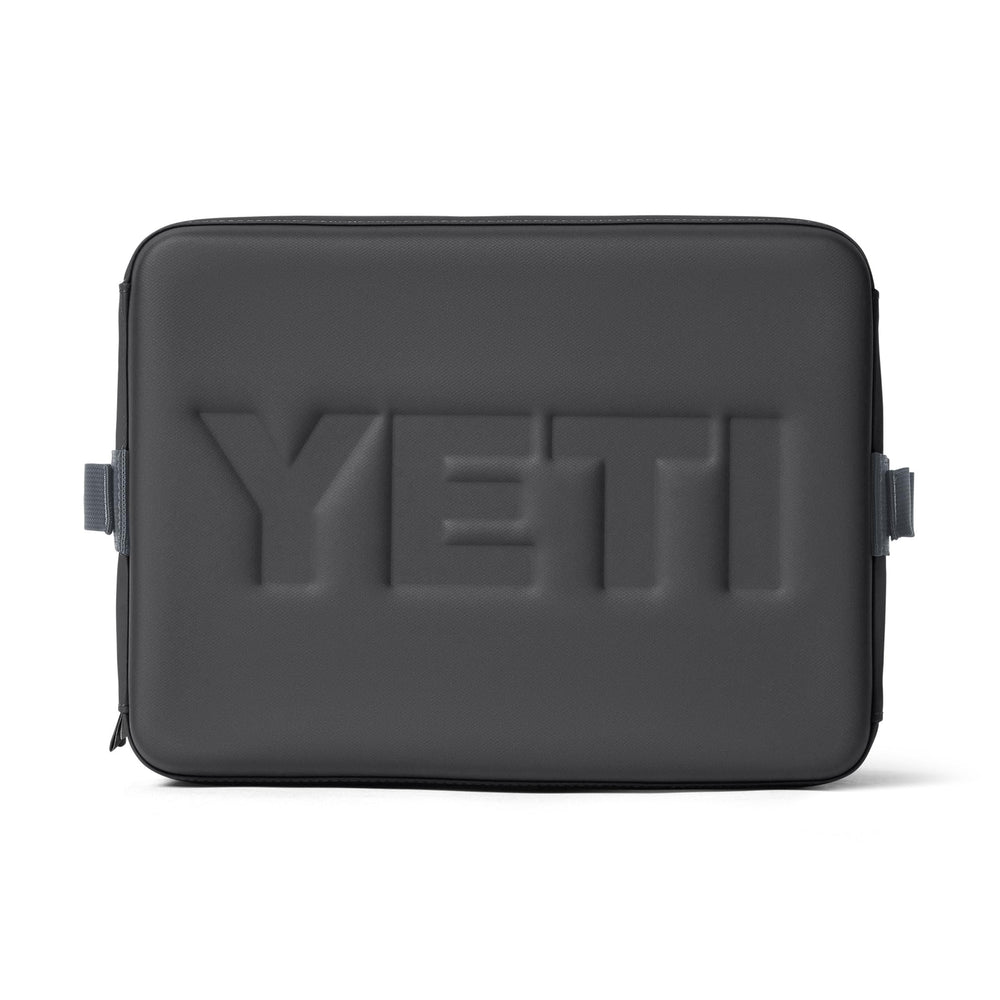 YETI Daytrip 9L à côté d'une bouteille illustrant capacité compacte et praticité