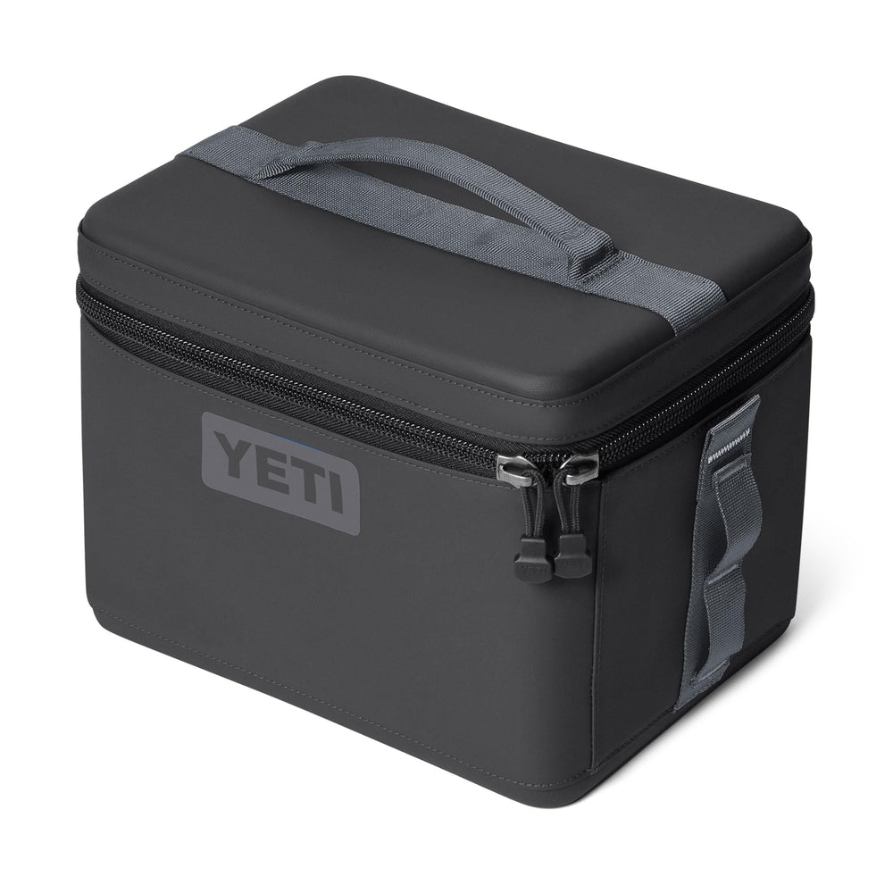 YETI Daytrip 9L en usage sur nappe de pique-nique pour repas frais en extérieur