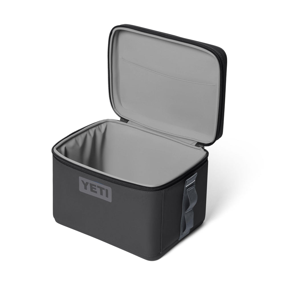 YETI Daytrip 9L ouverte affichant large ouverture et rangement facile