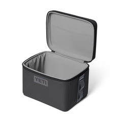 YETI Daytrip 9L ouverte affichant large ouverture et rangement facile