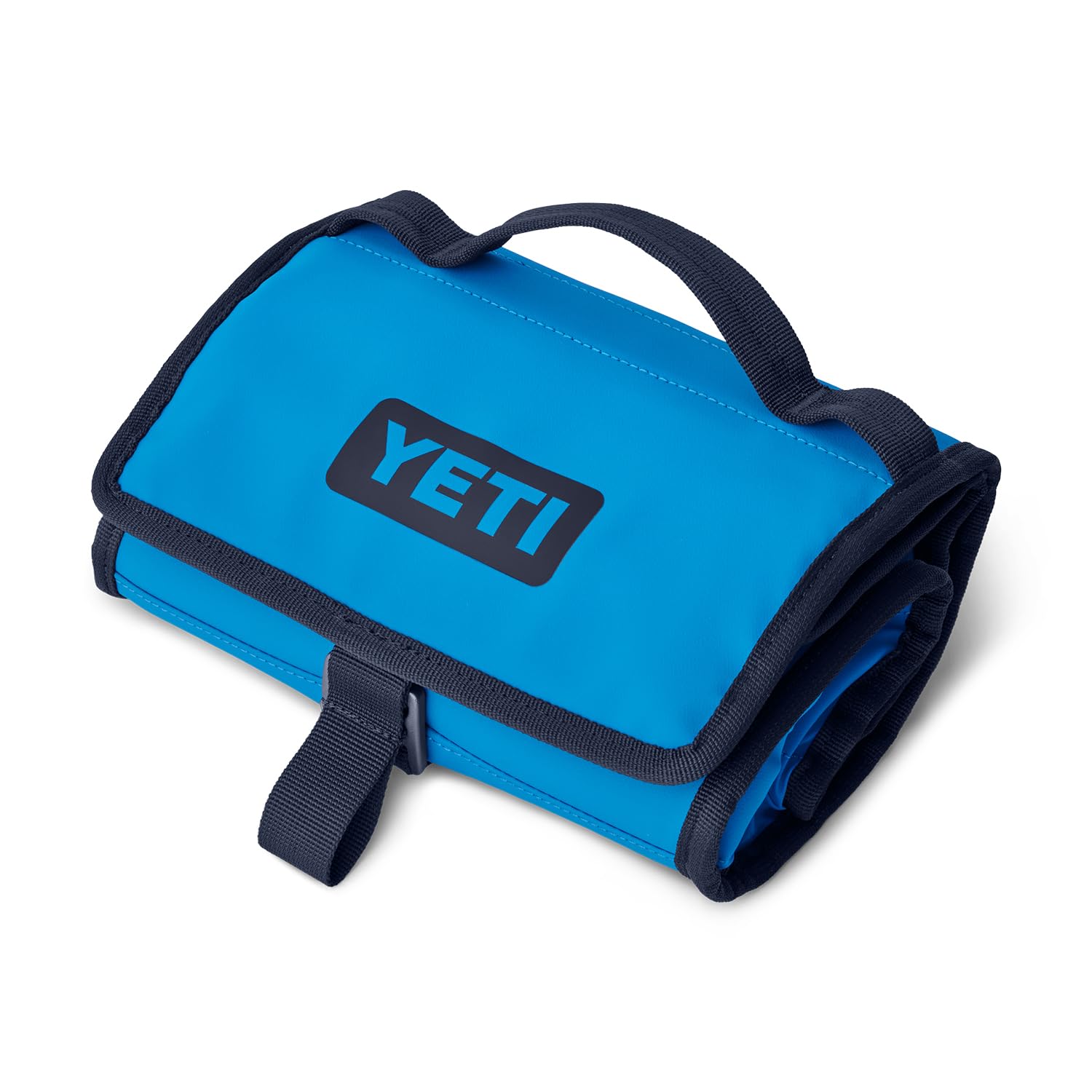 YETI sac à côté d'une main pour illustrer dimensions compactes