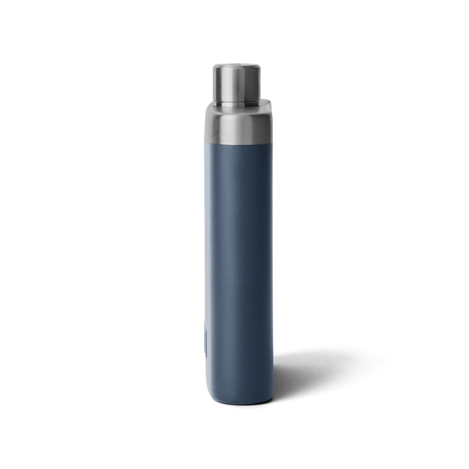 YETI flasque gros plan finition Navy résistante aux rayures visibles