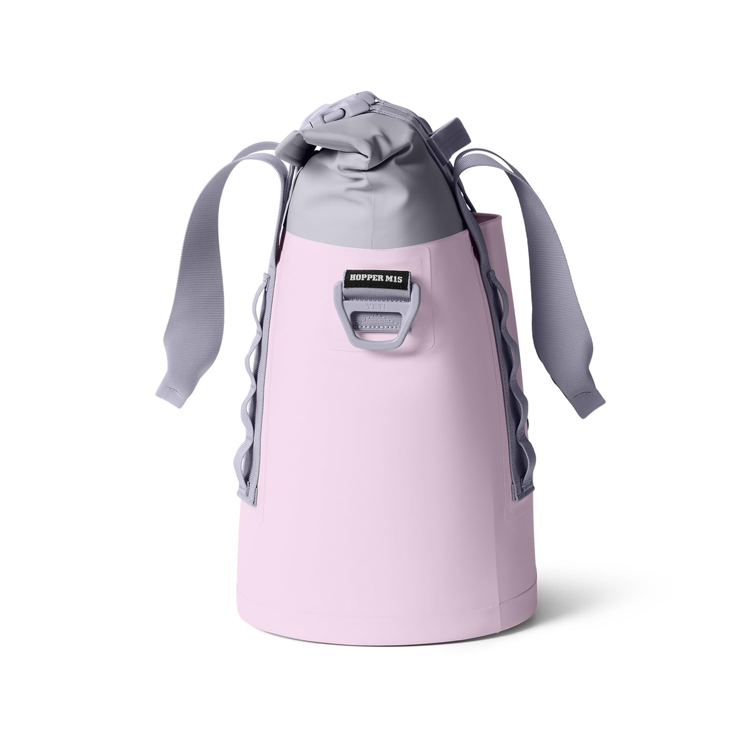 YETI Hopper M15 comparé à une bouteille pour montrer l'échelle et la taille