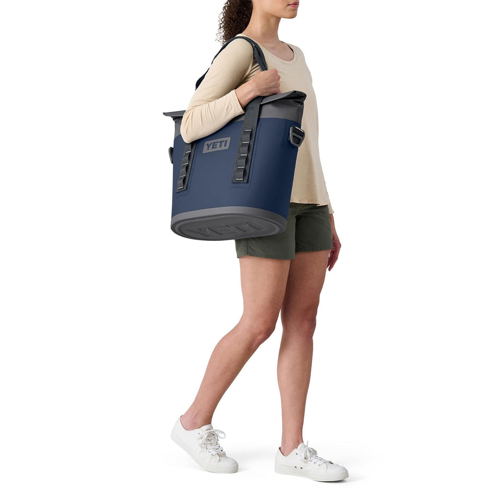 YETI Hopper M15 porté à la main illustrant transport confortable et robuste