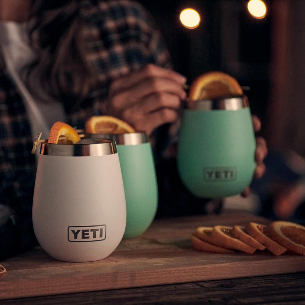 YETI Rambler servi avec vin montrant convivialité et maintien de la température
