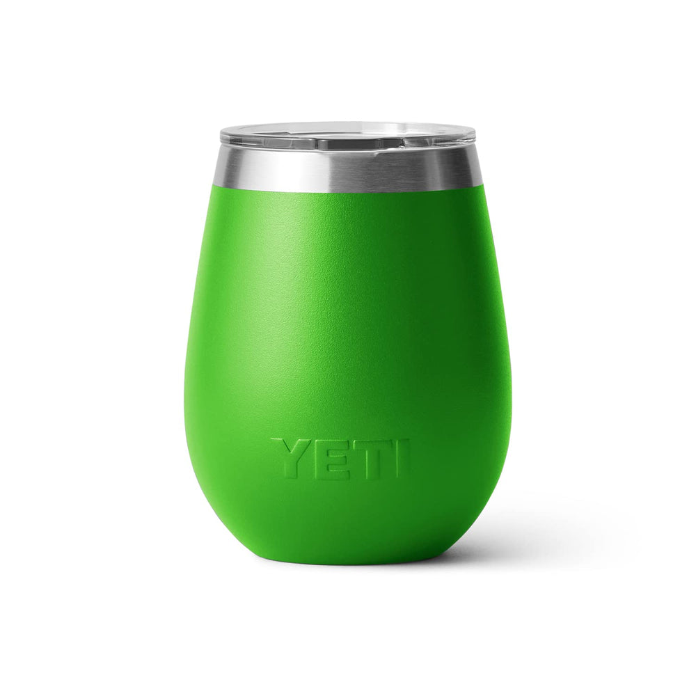 YETI Rambler en main montrant taille maniable et prise sûre