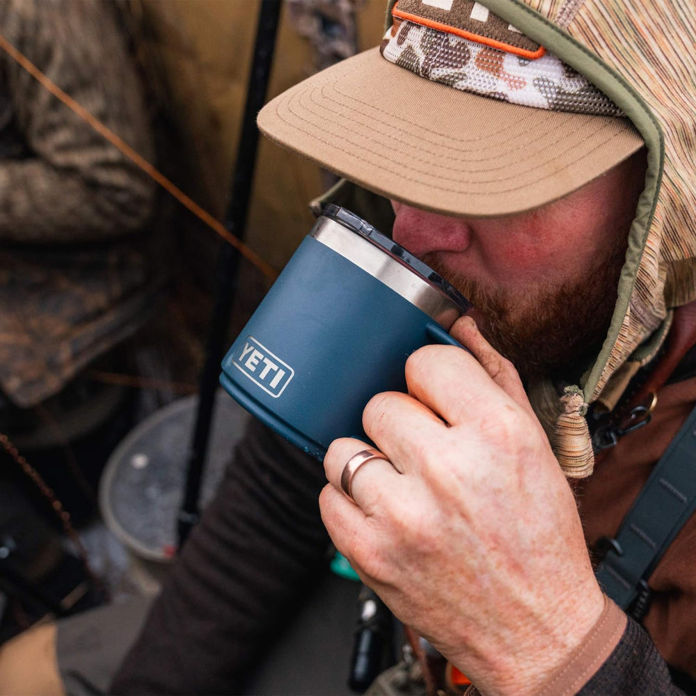 YETI Rambler utilisé sur un bureau, garde la boisson chaude plus longtemps