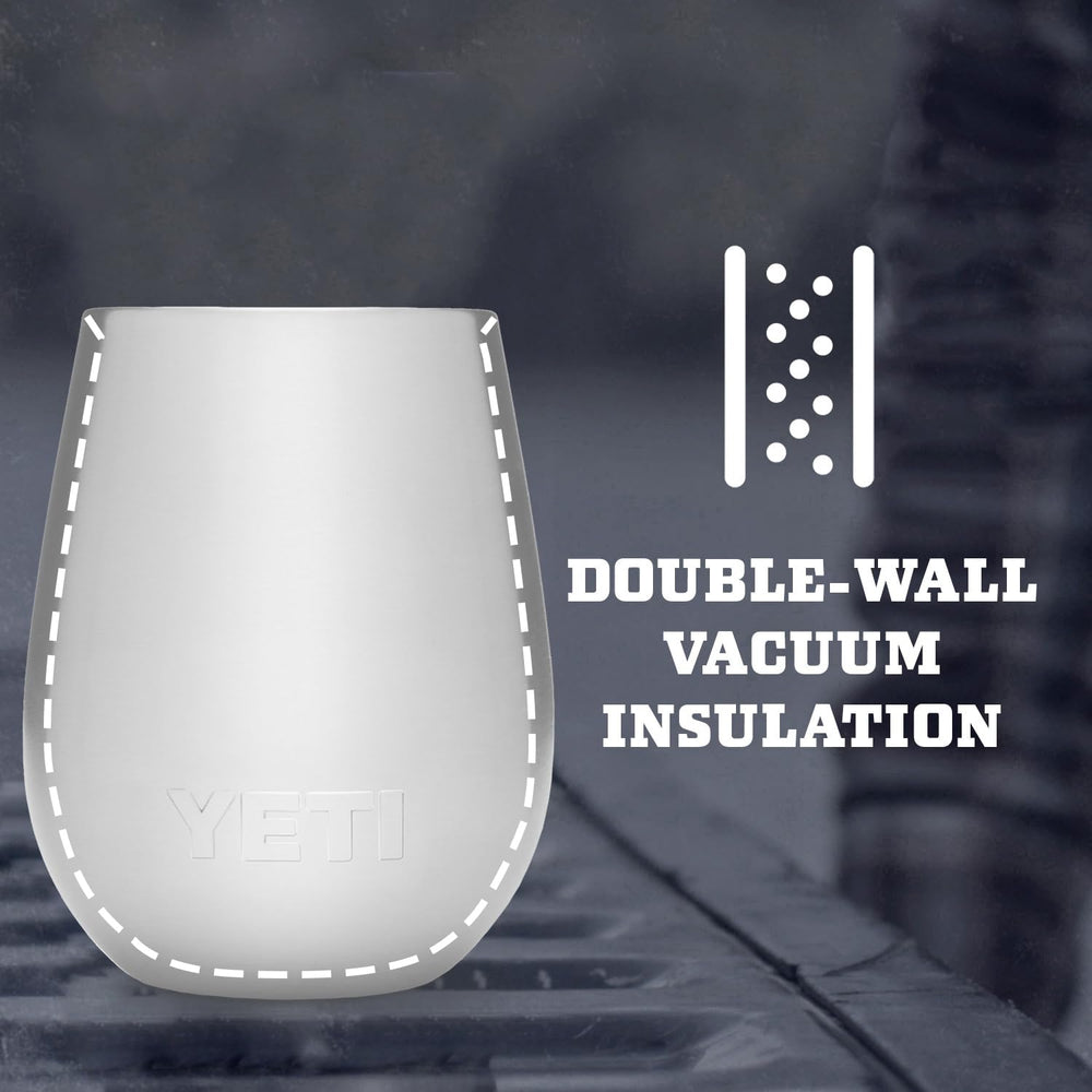 YETI Rambler tenu en main montrant format compact et facilité de transport