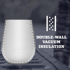 YETI Rambler tenu en main montrant format compact et facilité de transport